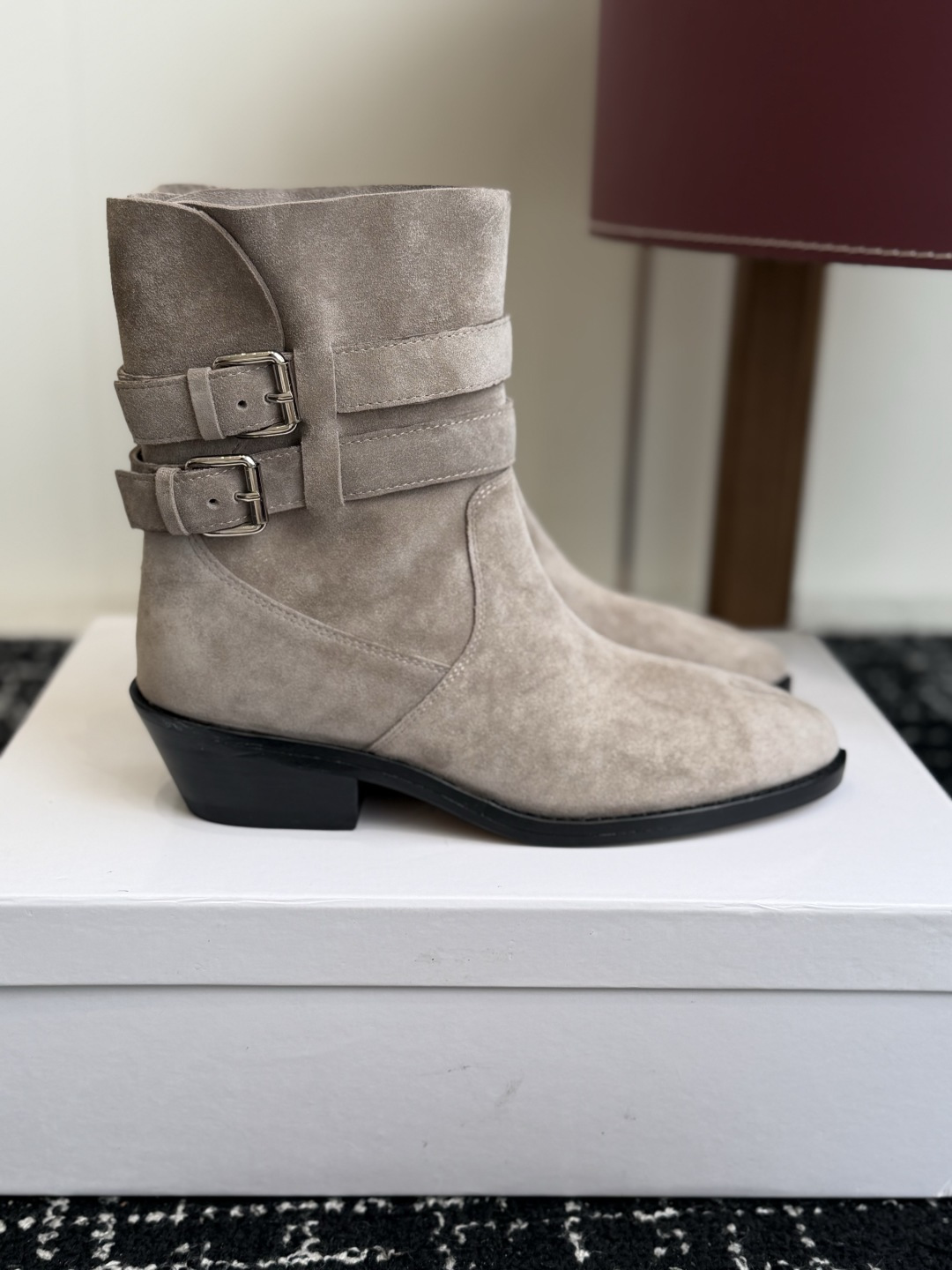 代购级 MaisonMargiela MM6 马吉拉分趾系列低跟分趾靴 告别臃肿,专为当代独立、气质都市女性打造高级鞋履 代购级 MaisonMargiela MM6 马吉拉分趾系列低跟分趾靴 告别臃肿,专为当代独立、气质都市女性打造高级鞋履
