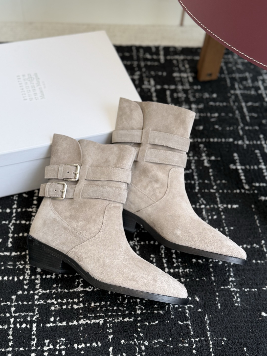 代购级 MaisonMargiela MM6 马吉拉分趾系列低跟分趾靴 告别臃肿,专为当代独立、气质都市女性打造高级鞋履 代购级 MaisonMargiela MM6 马吉拉分趾系列低跟分趾靴 告别臃肿,专为当代独立、气质都市女性打造高级鞋履