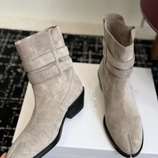 代购级 MaisonMargiela MM6 马吉拉分趾系列低跟分趾靴 告别臃肿,专为当代独立、气质都市女性打造高级鞋履 代购级 MaisonMargiela MM6 马吉拉分趾系列低跟分趾靴 告别臃肿,专为当代独立、气质都市女性打造高级鞋履
