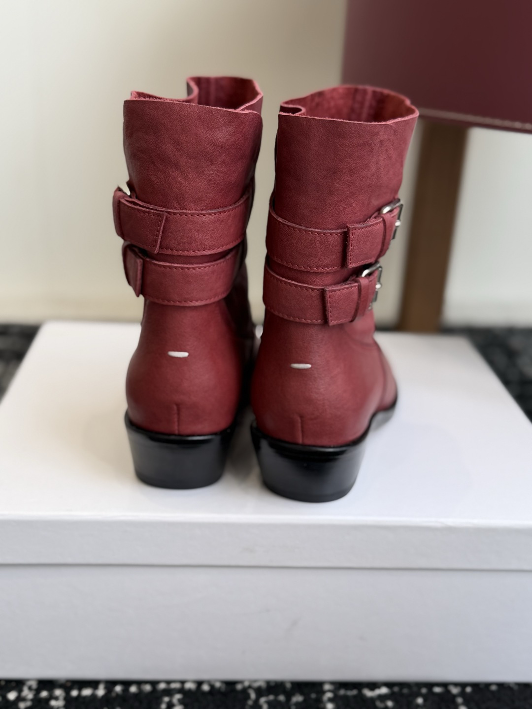 代购级 MaisonMargiela MM6 马吉拉分趾系列低跟分趾靴 告别臃肿,专为当代独立、气质都市女性打造高级鞋履 代购级 MaisonMargiela MM6 马吉拉分趾系列低跟分趾靴 告别臃肿,专为当代独立、气质都市女性打造高级鞋履