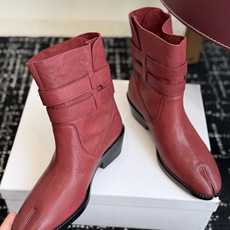 代购级 MaisonMargiela MM6 马吉拉分趾系列低跟分趾靴 告别臃肿,专为当代独立、气质都市女性打造高级鞋履 代购级 MaisonMargiela MM6 马吉拉分趾系列低跟分趾靴 告别臃肿,专为当代独立、气质都市女性打造高级鞋履