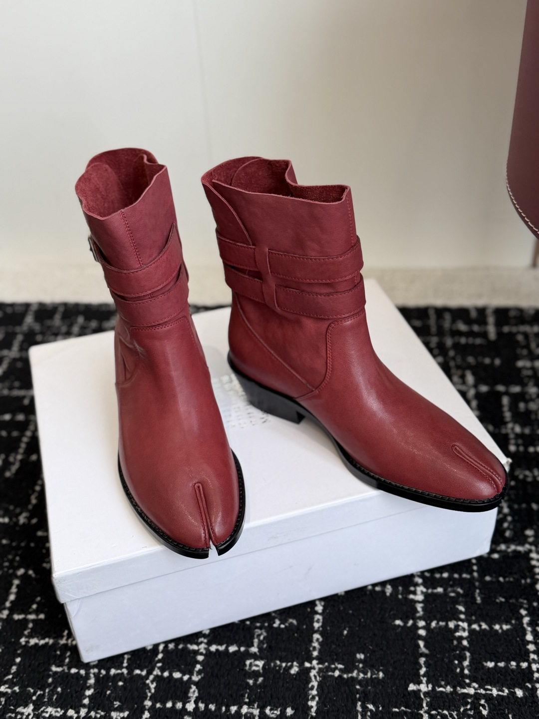 代购级 MaisonMargiela MM6 马吉拉分趾系列低跟分趾靴 告别臃肿,专为当代独立、气质都市女性打造高级鞋履 代购级 MaisonMargiela MM6 马吉拉分趾系列低跟分趾靴 告别臃肿,专为当代独立、气质都市女性打造高级鞋履