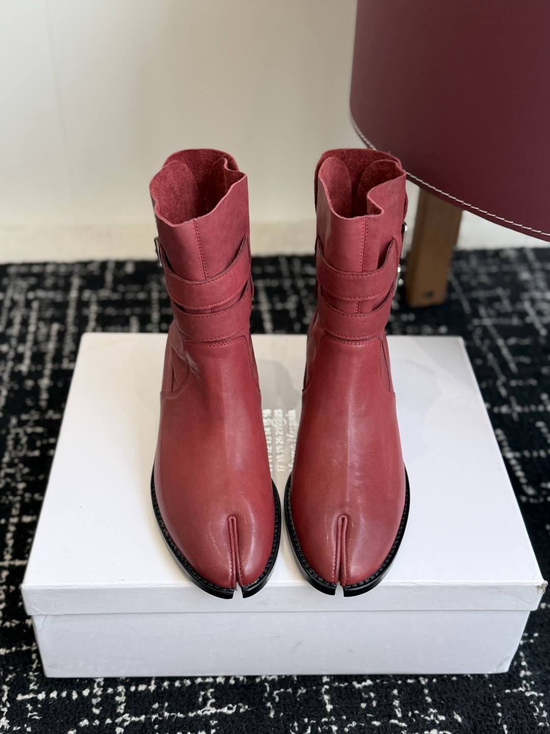 代购级 MaisonMargiela MM6 马吉拉分趾系列低跟分趾靴 告别臃肿，专为当代独立、气质都市女性打造高级鞋履