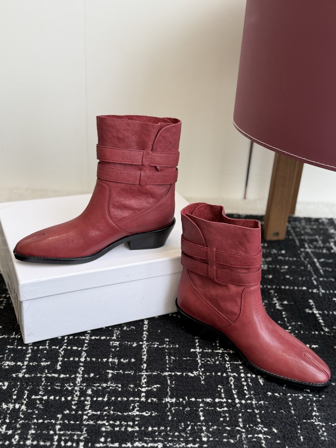 代购级 MaisonMargiela MM6 马吉拉分趾系列低跟分趾靴 告别臃肿,专为当代独立、气质都市女性打造高级鞋履 代购级 MaisonMargiela MM6 马吉拉分趾系列低跟分趾靴 告别臃肿,专为当代独立、气质都市女性打造高级鞋履