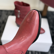 代购级 MaisonMargiela MM6 马吉拉分趾系列低跟分趾靴 告别臃肿,专为当代独立、气质都市女性打造高级鞋履 代购级 MaisonMargiela MM6 马吉拉分趾系列低跟分趾靴 告别臃肿,专为当代独立、气质都市女性打造高级鞋履