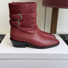代购级 MaisonMargiela MM6 马吉拉分趾系列低跟分趾靴 告别臃肿,专为当代独立、气质都市女性打造高级鞋履 代购级 MaisonMargiela MM6 马吉拉分趾系列低跟分趾靴 告别臃肿,专为当代独立、气质都市女性打造高级鞋履