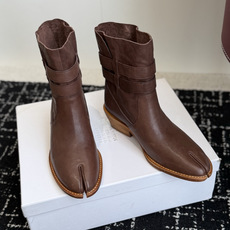 代购级 MaisonMargiela MM6 马吉拉分趾系列低跟分趾靴 告别臃肿,专为当代独立、气质都市女性打造高级鞋履 代购级 MaisonMargiela MM6 马吉拉分趾系列低跟分趾靴 告别臃肿,专为当代独立、气质都市女性打造高级鞋履