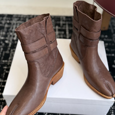 代购级 MaisonMargiela MM6 马吉拉分趾系列低跟分趾靴 告别臃肿,专为当代独立、气质都市女性打造高级鞋履 代购级 MaisonMargiela MM6 马吉拉分趾系列低跟分趾靴 告别臃肿,专为当代独立、气质都市女性打造高级鞋履