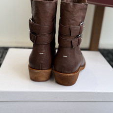 代购级 MaisonMargiela MM6 马吉拉分趾系列低跟分趾靴 告别臃肿,专为当代独立、气质都市女性打造高级鞋履 代购级 MaisonMargiela MM6 马吉拉分趾系列低跟分趾靴 告别臃肿,专为当代独立、气质都市女性打造高级鞋履