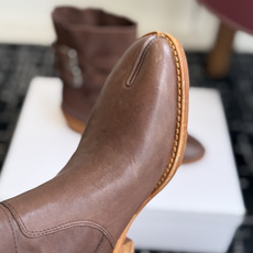 代购级 MaisonMargiela MM6 马吉拉分趾系列低跟分趾靴 告别臃肿,专为当代独立、气质都市女性打造高级鞋履 代购级 MaisonMargiela MM6 马吉拉分趾系列低跟分趾靴 告别臃肿,专为当代独立、气质都市女性打造高级鞋履