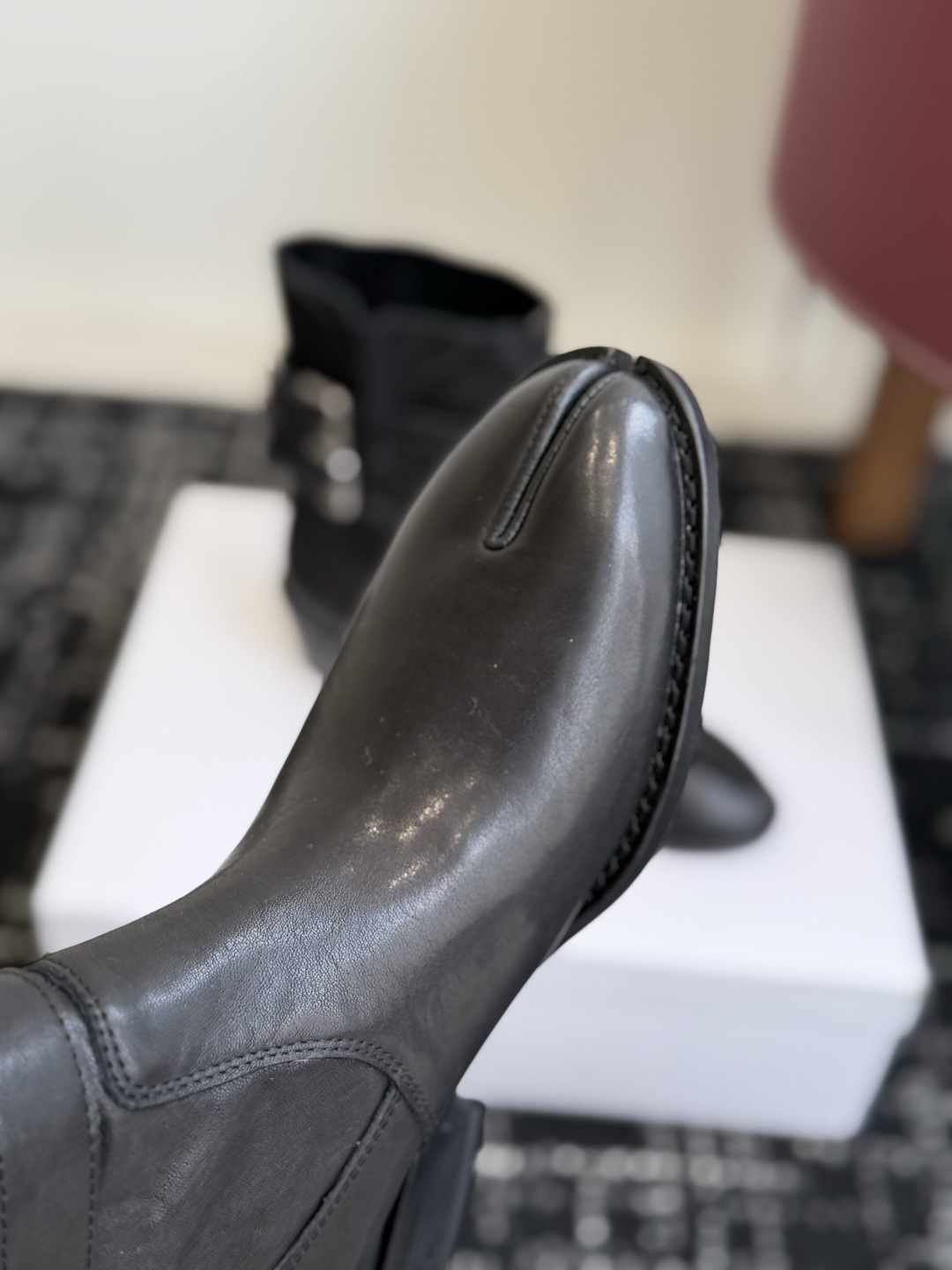 代购级 MaisonMargiela MM6 马吉拉分趾系列低跟分趾靴 告别臃肿,专为当代独立、气质都市女性打造高级鞋履 代购级 MaisonMargiela MM6 马吉拉分趾系列低跟分趾靴 告别臃肿,专为当代独立、气质都市女性打造高级鞋履