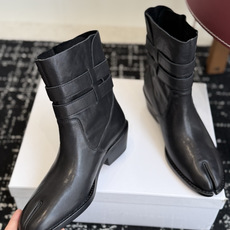 代购级 MaisonMargiela MM6 马吉拉分趾系列低跟分趾靴 告别臃肿,专为当代独立、气质都市女性打造高级鞋履 代购级 MaisonMargiela MM6 马吉拉分趾系列低跟分趾靴 告别臃肿,专为当代独立、气质都市女性打造高级鞋履