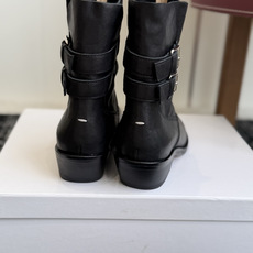 代购级 MaisonMargiela MM6 马吉拉分趾系列低跟分趾靴 告别臃肿,专为当代独立、气质都市女性打造高级鞋履 代购级 MaisonMargiela MM6 马吉拉分趾系列低跟分趾靴 告别臃肿,专为当代独立、气质都市女性打造高级鞋履