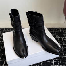 代购级 MaisonMargiela MM6 马吉拉分趾系列低跟分趾靴 告别臃肿,专为当代独立、气质都市女性打造高级鞋履 代购级 MaisonMargiela MM6 马吉拉分趾系列低跟分趾靴 告别臃肿,专为当代独立、气质都市女性打造高级鞋履