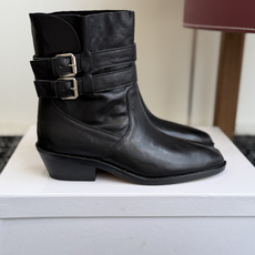 代购级 MaisonMargiela MM6 马吉拉分趾系列低跟分趾靴 告别臃肿,专为当代独立、气质都市女性打造高级鞋履 代购级 MaisonMargiela MM6 马吉拉分趾系列低跟分趾靴 告别臃肿,专为当代独立、气质都市女性打造高级鞋履