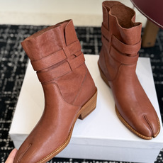代购级 MaisonMargiela MM6 马吉拉分趾系列低跟分趾靴 告别臃肿,专为当代独立、气质都市女性打造高级鞋履 代购级 MaisonMargiela MM6 马吉拉分趾系列低跟分趾靴 告别臃肿,专为当代独立、气质都市女性打造高级鞋履