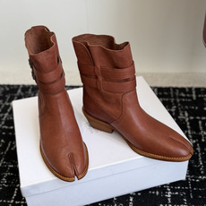 代购级 MaisonMargiela MM6 马吉拉分趾系列低跟分趾靴 告别臃肿,专为当代独立、气质都市女性打造高级鞋履 代购级 MaisonMargiela MM6 马吉拉分趾系列低跟分趾靴 告别臃肿,专为当代独立、气质都市女性打造高级鞋履