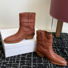 代购级 MaisonMargiela MM6 马吉拉分趾系列低跟分趾靴 告别臃肿,专为当代独立、气质都市女性打造高级鞋履 代购级 MaisonMargiela MM6 马吉拉分趾系列低跟分趾靴 告别臃肿,专为当代独立、气质都市女性打造高级鞋履