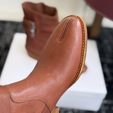 代购级 MaisonMargiela MM6 马吉拉分趾系列低跟分趾靴 告别臃肿,专为当代独立、气质都市女性打造高级鞋履 代购级 MaisonMargiela MM6 马吉拉分趾系列低跟分趾靴 告别臃肿,专为当代独立、气质都市女性打造高级鞋履