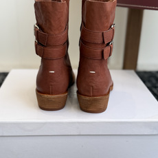 代购级 MaisonMargiela MM6 马吉拉分趾系列低跟分趾靴 告别臃肿,专为当代独立、气质都市女性打造高级鞋履 代购级 MaisonMargiela MM6 马吉拉分趾系列低跟分趾靴 告别臃肿,专为当代独立、气质都市女性打造高级鞋履