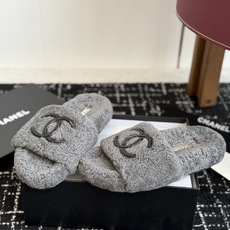 代购级 Chanel 26ss 经典四季双C毛毛拖鞋!这款毛拖真的是真太可爱了~ 柔软蓬松的毛毛,舒服暖脚! 增高显腿长 代购级 Chanel 26ss 经典四季双C毛毛拖鞋!这款毛拖真的是真太可爱了~ 柔软蓬松的毛毛,舒服暖脚! 增高显腿长