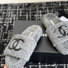 代购级 Chanel 26ss 经典四季双C毛毛拖鞋!这款毛拖真的是真太可爱了~ 柔软蓬松的毛毛,舒服暖脚! 增高显腿长 代购级 Chanel 26ss 经典四季双C毛毛拖鞋!这款毛拖真的是真太可爱了~ 柔软蓬松的毛毛,舒服暖脚! 增高显腿长