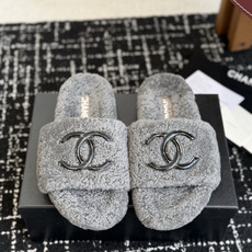 代购级 Chanel 26ss 经典四季双C毛毛拖鞋!这款毛拖真的是真太可爱了~ 柔软蓬松的毛毛,舒服暖脚! 增高显腿长 代购级 Chanel 26ss 经典四季双C毛毛拖鞋!这款毛拖真的是真太可爱了~ 柔软蓬松的毛毛,舒服暖脚! 增高显腿长