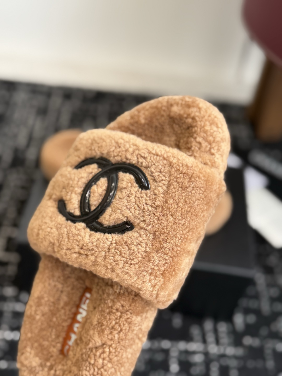 代购级 Chanel 26ss 经典四季双C毛毛拖鞋！这款毛拖真的是真太可爱了～ 柔软蓬松的毛毛，舒服暖脚! 增高显腿长