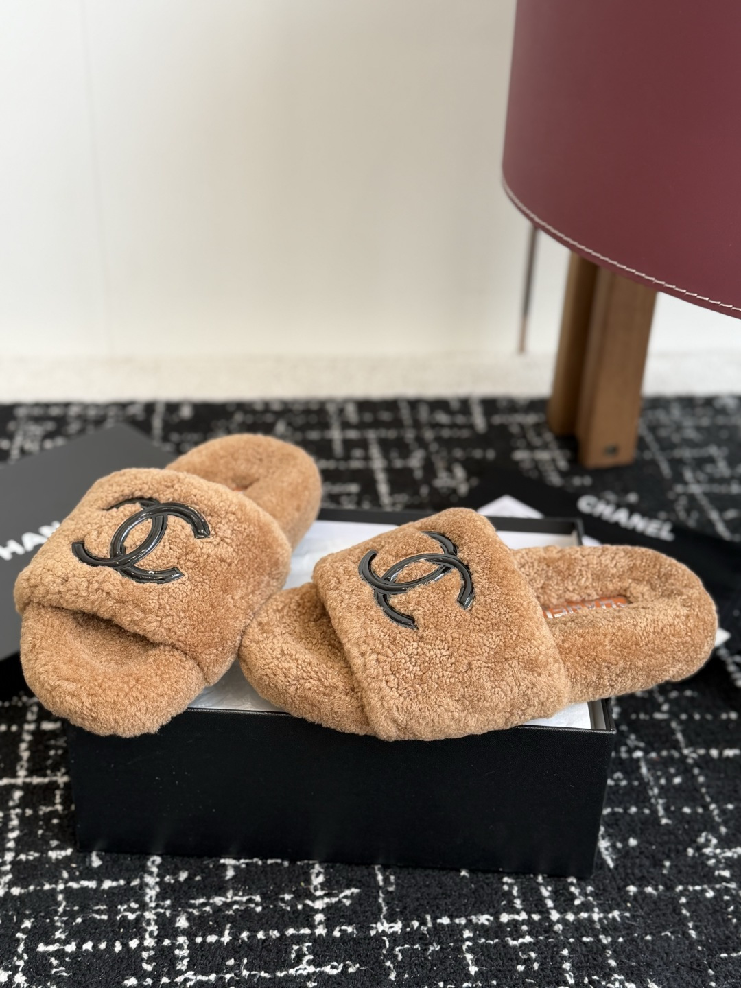 代购级 Chanel 26ss 经典四季双C毛毛拖鞋！这款毛拖真的是真太可爱了～ 柔软蓬松的毛毛，舒服暖脚! 增高显腿长