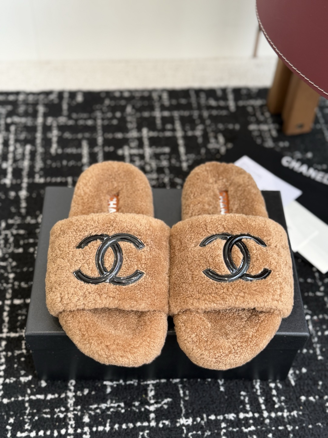 代购级 Chanel 26ss 经典四季双C毛毛拖鞋！这款毛拖真的是真太可爱了～ 柔软蓬松的毛毛，舒服暖脚! 增高显腿长