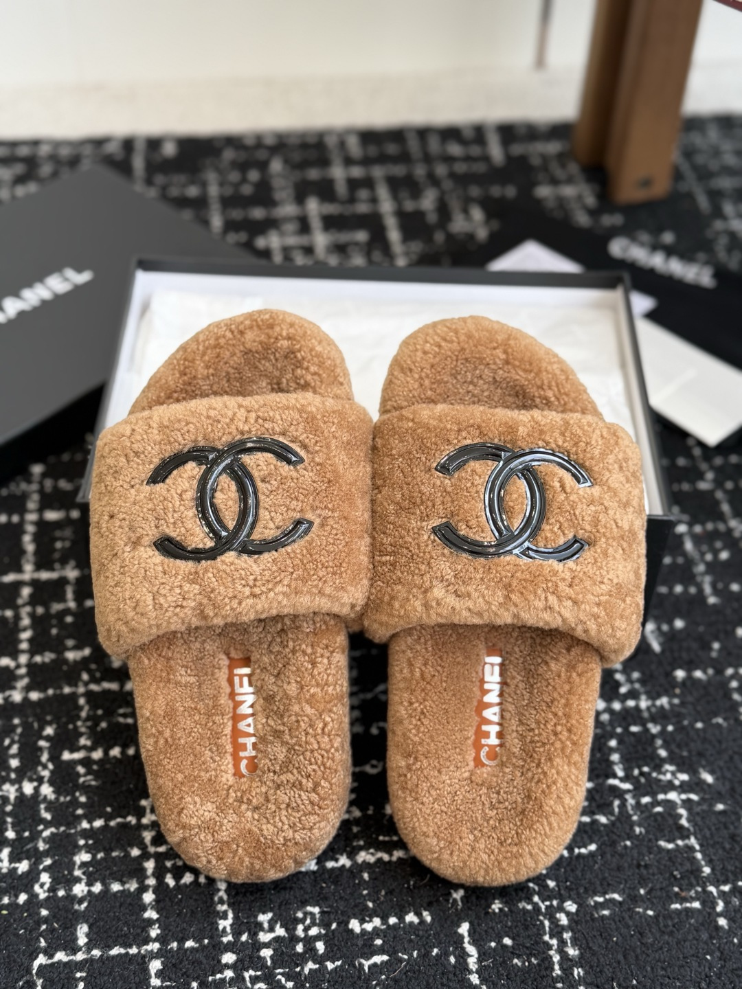 代购级 Chanel 26ss 经典四季双C毛毛拖鞋！这款毛拖真的是真太可爱了～ 柔软蓬松的毛毛，舒服暖脚! 增高显腿长