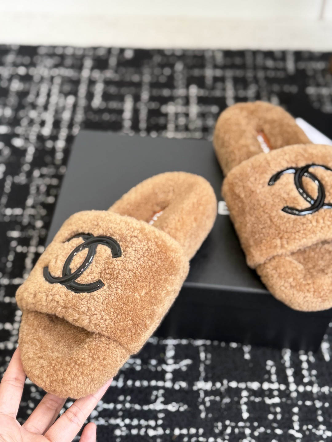 代购级 Chanel 26ss 经典四季双C毛毛拖鞋！这款毛拖真的是真太可爱了～ 柔软蓬松的毛毛，舒服暖脚! 增高显腿长