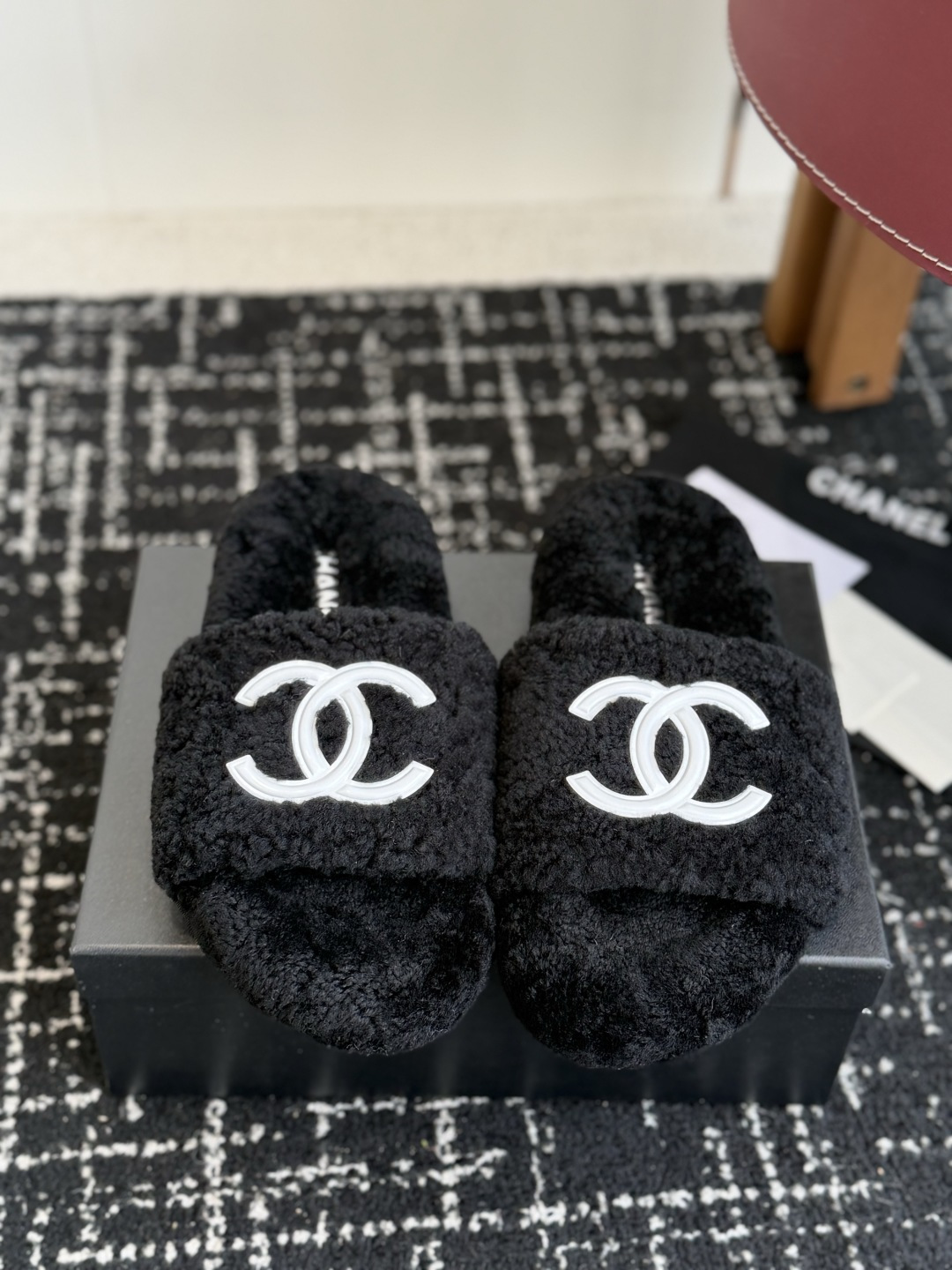 代购级 Chanel 26ss 经典四季双C毛毛拖鞋！这款毛拖真的是真太可爱了～ 柔软蓬松的毛毛，舒服暖脚! 增高显腿长
