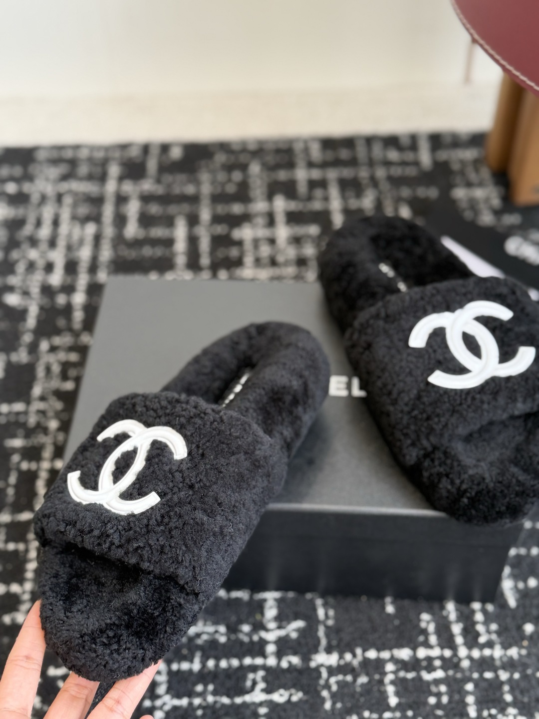 代购级 Chanel 26ss 经典四季双C毛毛拖鞋！这款毛拖真的是真太可爱了～ 柔软蓬松的毛毛，舒服暖脚! 增高显腿长