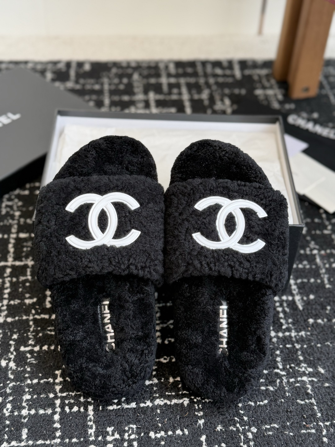 代购级 Chanel 26ss 经典四季双C毛毛拖鞋！这款毛拖真的是真太可爱了～ 柔软蓬松的毛毛，舒服暖脚! 增高显腿长