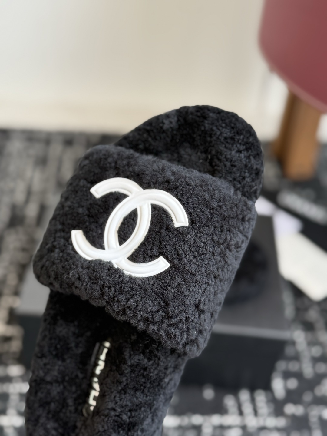 代购级 Chanel 26ss 经典四季双C毛毛拖鞋！这款毛拖真的是真太可爱了～ 柔软蓬松的毛毛，舒服暖脚! 增高显腿长