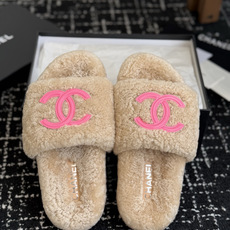 代购级 Chanel 26ss 经典四季双C毛毛拖鞋!这款毛拖真的是真太可爱了~ 柔软蓬松的毛毛,舒服暖脚! 增高显腿长 代购级 Chanel 26ss 经典四季双C毛毛拖鞋!这款毛拖真的是真太可爱了~ 柔软蓬松的毛毛,舒服暖脚! 增高显腿长