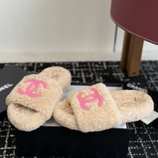 代购级 Chanel 26ss 经典四季双C毛毛拖鞋!这款毛拖真的是真太可爱了~ 柔软蓬松的毛毛,舒服暖脚! 增高显腿长 代购级 Chanel 26ss 经典四季双C毛毛拖鞋!这款毛拖真的是真太可爱了~ 柔软蓬松的毛毛,舒服暖脚! 增高显腿长