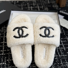 代购级 Chanel 26ss 经典四季双C毛毛拖鞋!这款毛拖真的是真太可爱了~ 柔软蓬松的毛毛,舒服暖脚! 增高显腿长 代购级 Chanel 26ss 经典四季双C毛毛拖鞋!这款毛拖真的是真太可爱了~ 柔软蓬松的毛毛,舒服暖脚! 增高显腿长