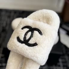 代购级 Chanel 26ss 经典四季双C毛毛拖鞋!这款毛拖真的是真太可爱了~ 柔软蓬松的毛毛,舒服暖脚! 增高显腿长 代购级 Chanel 26ss 经典四季双C毛毛拖鞋!这款毛拖真的是真太可爱了~ 柔软蓬松的毛毛,舒服暖脚! 增高显腿长