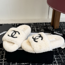 代购级 Chanel 26ss 经典四季双C毛毛拖鞋!这款毛拖真的是真太可爱了~ 柔软蓬松的毛毛,舒服暖脚! 增高显腿长 代购级 Chanel 26ss 经典四季双C毛毛拖鞋!这款毛拖真的是真太可爱了~ 柔软蓬松的毛毛,舒服暖脚! 增高显腿长
