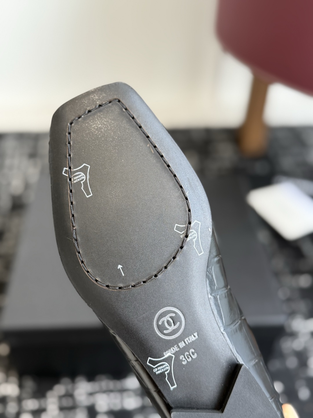 代购级 Chanel26ss早秋新款方头拼色平底短靴 自带清冷轻奢氛围感,利落方头修饰脚型,鞋身纵向撞色条带延伸视觉比例 代购级 Chanel26ss早秋新款方头拼色平底短靴 自带清冷轻奢氛围感,利落方头修饰脚型,鞋身纵向撞色条带延伸视觉比例