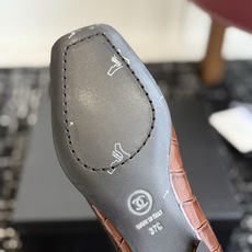 代购级 Chanel26ss早秋新款方头拼色平底短靴 自带清冷轻奢氛围感,利落方头修饰脚型,鞋身纵向撞色条带延伸视觉比例 代购级 Chanel26ss早秋新款方头拼色平底短靴 自带清冷轻奢氛围感,利落方头修饰脚型,鞋身纵向撞色条带延伸视觉比例