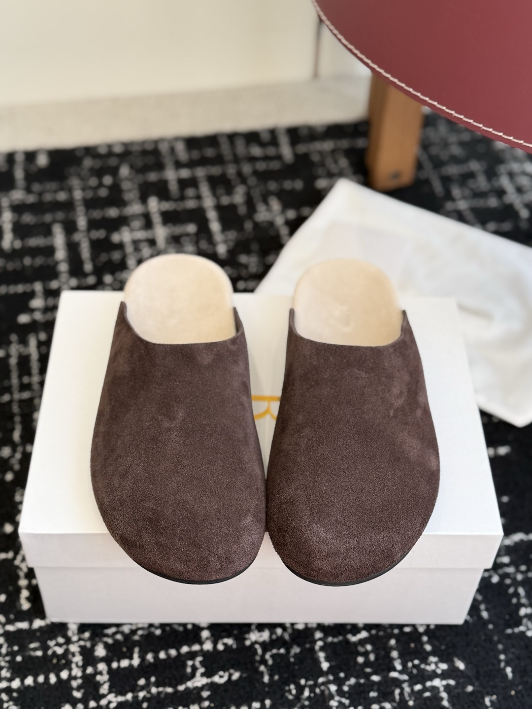 东莞代购级 The Row 式的松驰 26ss 新款 包头拖 半拖 偏爱 The Row 这种不张扬的质感。哑光皮革的细 东莞代购级 The Row 式的松驰 26ss 新款 包头拖 半拖 偏爱 The Row 这种不张扬的质感。哑光皮革的细