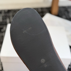 东莞代购级 The Row 式的松驰 26ss 新款 包头拖 半拖 偏爱 The Row 这种不张扬的质感。哑光皮革的细 东莞代购级 The Row 式的松驰 26ss 新款 包头拖 半拖 偏爱 The Row 这种不张扬的质感。哑光皮革的细