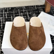 东莞代购级 The Row 式的松驰 26ss 新款 包头拖 半拖 偏爱 The Row 这种不张扬的质感。哑光皮革的细 东莞代购级 The Row 式的松驰 26ss 新款 包头拖 半拖 偏爱 The Row 这种不张扬的质感。哑光皮革的细