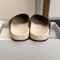 东莞代购级 The Row 式的松驰 26ss 新款 包头拖 半拖 偏爱 The Row 这种不张扬的质感。哑光皮革的细 东莞代购级 The Row 式的松驰 26ss 新款 包头拖 半拖 偏爱 The Row 这种不张扬的质感。哑光皮革的细