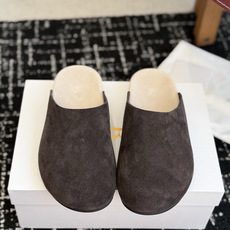 东莞代购级 The Row 式的松驰 26ss 新款 包头拖 半拖 偏爱 The Row 这种不张扬的质感。哑光皮革的细 东莞代购级 The Row 式的松驰 26ss 新款 包头拖 半拖 偏爱 The Row 这种不张扬的质感。哑光皮革的细