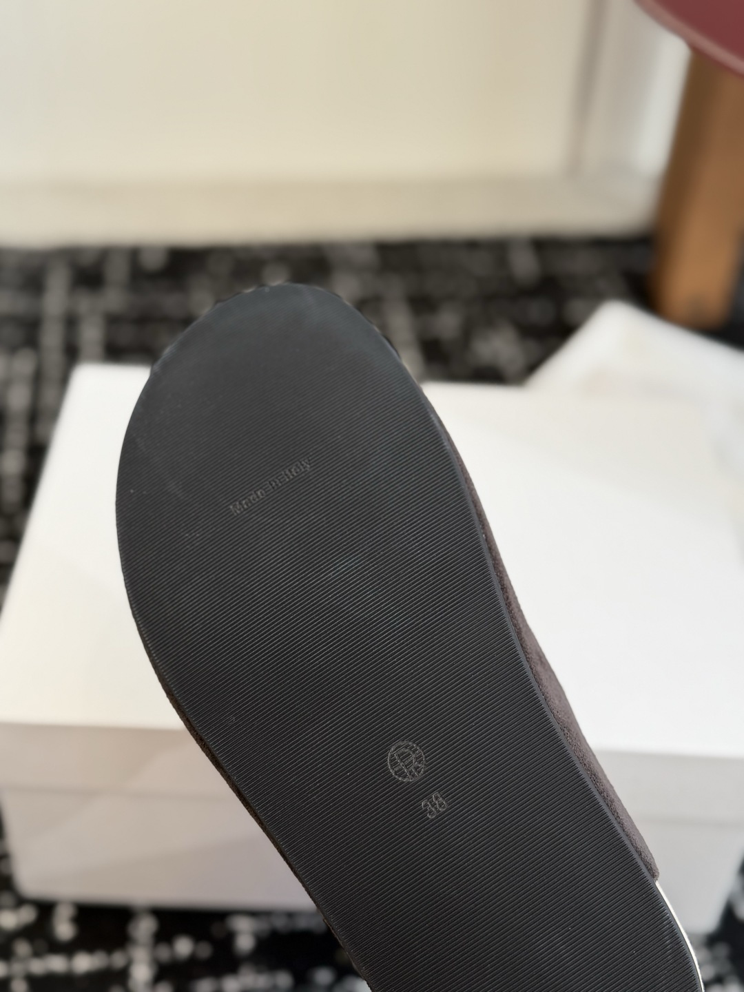 东莞代购级 The Row 式的松驰 26ss 新款 包头拖 半拖 偏爱 The Row 这种不张扬的质感。哑光皮革的细