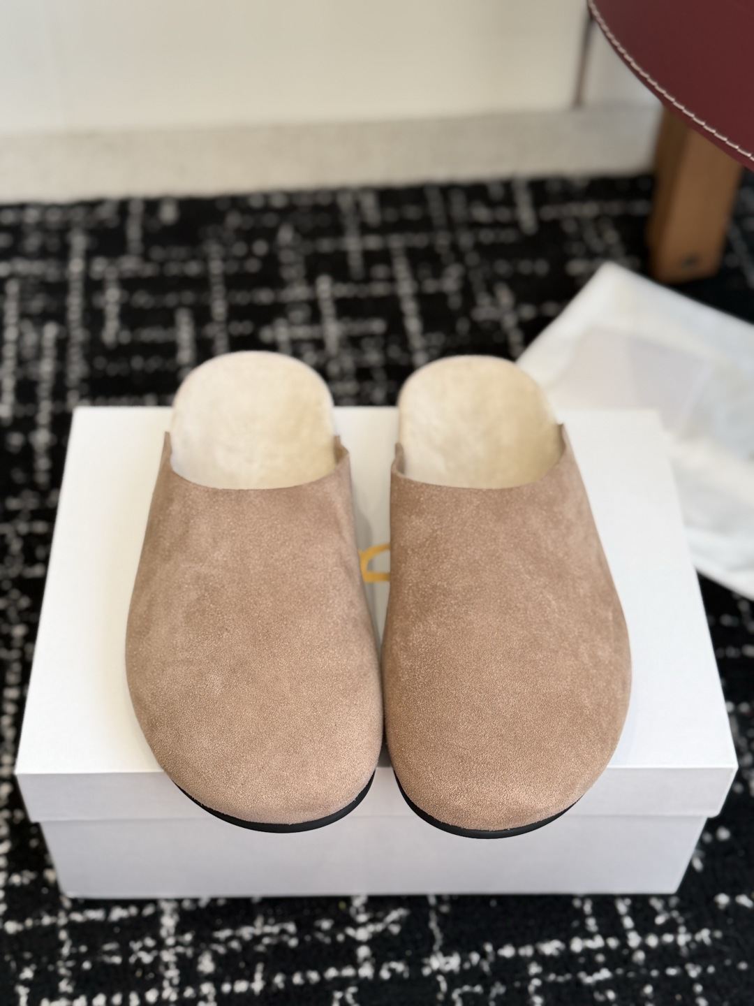 东莞代购级 The Row 式的松驰 26ss 新款 包头拖 半拖 偏爱 The Row 这种不张扬的质感。哑光皮革的细 东莞代购级 The Row 式的松驰 26ss 新款 包头拖 半拖 偏爱 The Row 这种不张扬的质感。哑光皮革的细
